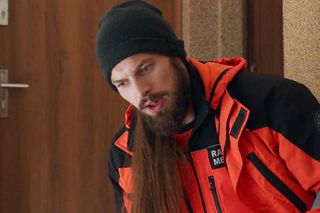 Na sygnale, odcinek 720: Romek obroni dziecko i sam stanie przed sądem! Ratownik zostanie oskarżony o pobicie - ZDJĘCIA