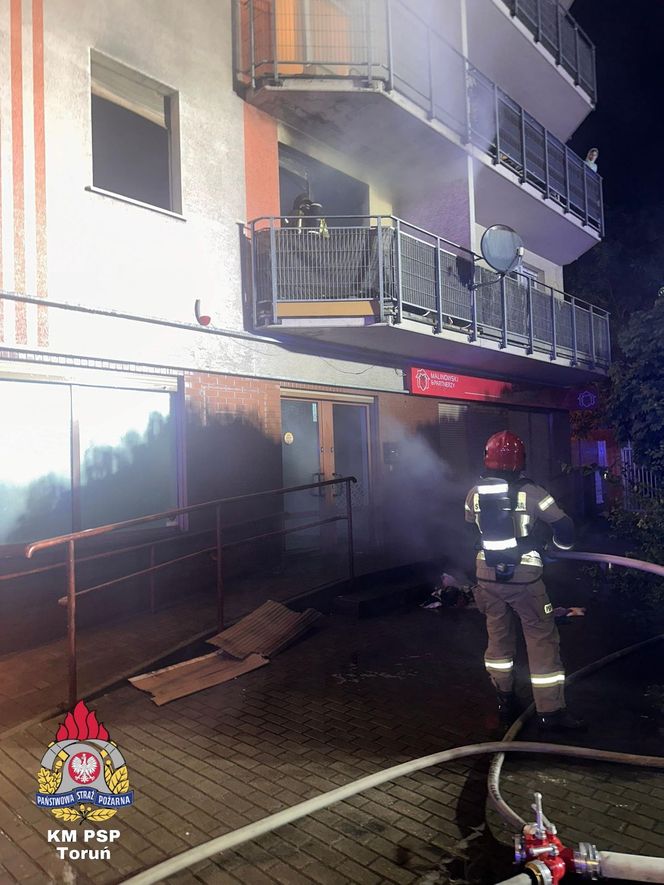 Toruń. Pożar bloku przy ul. Lubickiej. Dwie osoby wyskoczyły z okna [ZDJĘCIA]