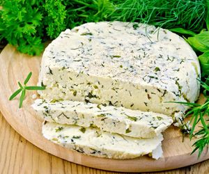 Jak zrobić ser domowej roboty? Prosty przepis z 3 składników 