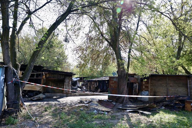 Pożar bazarku w Warszawie. Całkowicie spłonęło 12 budek sprzedażowych. "Przyczyny nie są znane"