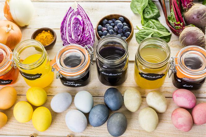 Pisanki kolorowane naturalnymi barwnikami - czym barwić jaja wielkanocne na różne kolory