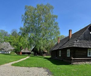 To najsławniejsza wieś w Małopolsce. Legenda głosi, że w miejscowym dworze zamieszkały diabły