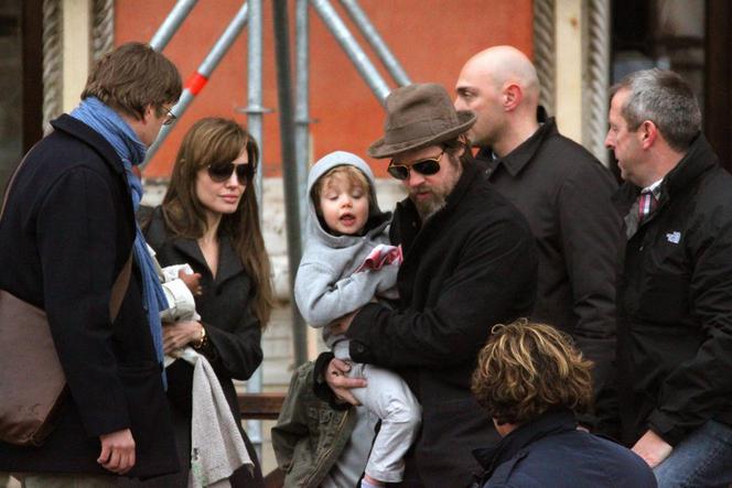 Brad Pitt i Angelina Jolie z dziećmi
