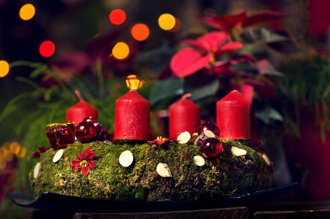 Stroik na Boże Narodzenie z czerwonymi świeczkami