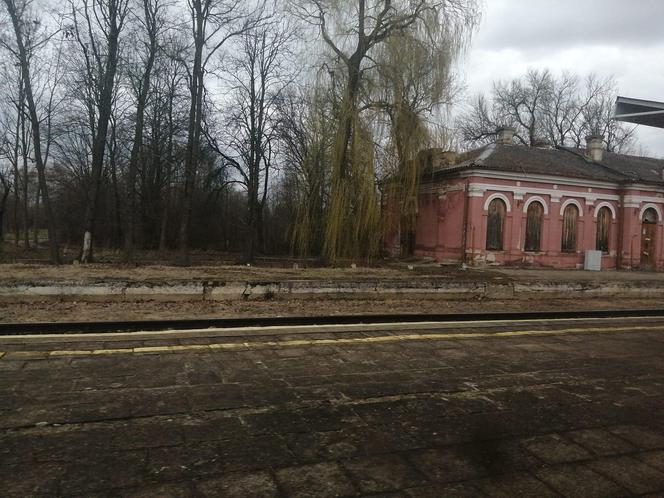 Niszczejący budynek dworca kolejowego w Mordach