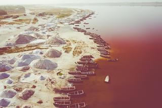 Gdzie znajduje się różowe jezioro? 