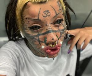  Ta dziewczyna myśli, że jest kotem. Ma 72 kolczyki, zmodyfikowaną twarz i rozszczepiony język. Szokujące zdjęcia! 