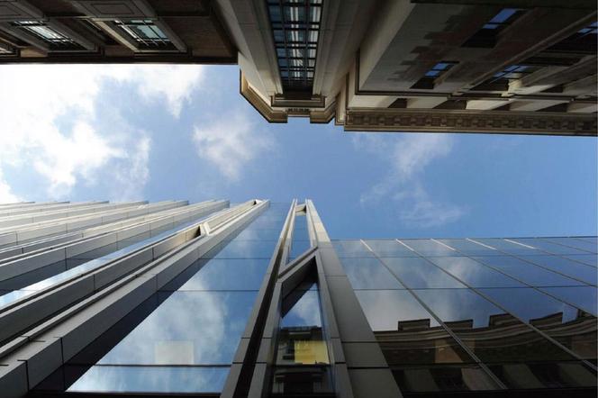  Szklana elewacja Rothschild Bank, widok z St Swithin's Lane. Fot. ©Charlie Koolhaas, materiały prasowe Mies van der Rohe Award 2013