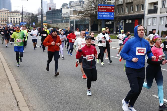 Bieg na Piątkę 2024, Warszawa - zdjęcia. Biegłeś? Szukaj się w galerii!