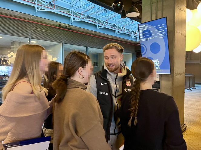 Casha otoczony przez wianuszek fanek