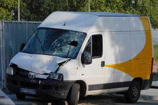 Śmiertelnie potrącił mężczyznę na pasach. Droga jest zablokowana. Policjanci pracują na miejscu