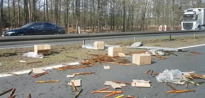 Wypadek na DK1. Bus zderzył się z ciągnikiem rolniczym. Na jezdnie wysypały się artykuły papiernicze. Są utrudnienia