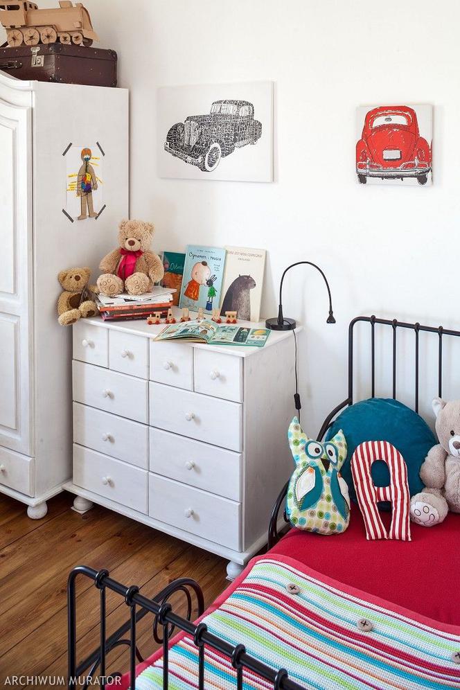Białe wnętrze i kolorowe dodatki w pokoju dziecka