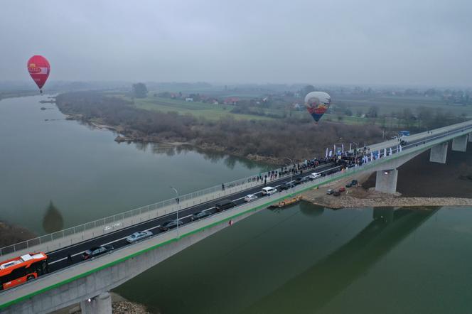 Most na Wiśle otwarty z WIELKĄ POMPĄ! A dystans społeczny?