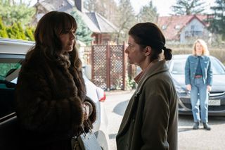 Profilerka sezon 2 - odcinek 10 streszczenie. W czasie rewizji w domu Rekowskich Jarek znika. Max Budzisz proponuje Reginie awans