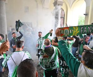 Agresywni kibice opanowali Wrocław. Tak wygląda stolica Dolnego Śląska w dniu finału Ligi Konferencji. Policja użyła armatek wodnych!