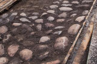 Zabytkowe tory przed Muzeum Powstania Warszawskiego