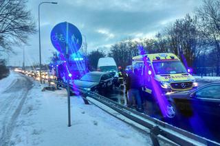 Wypadek na Pileckiego. Zderzyły się dwa samochody. Jedna osoba trafiła do szpitala