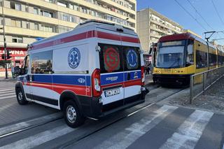 Dziki atak w warszawskim tramwaju. Poszło o dostęp do kasownika. Uderzył 20-latka z główki, a sam pojechał na szycie