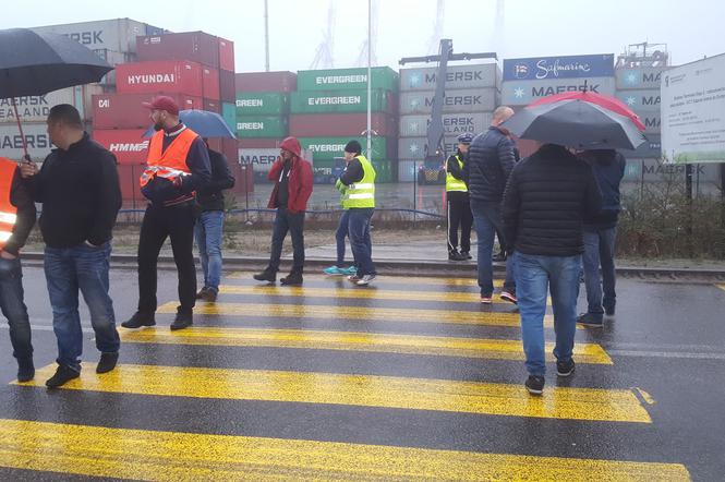 Przewoźnicy przez kilka godzin blokowali ul. Kontenerową, a także przejście dla pieszych tuż przed wjazdem do terminala.