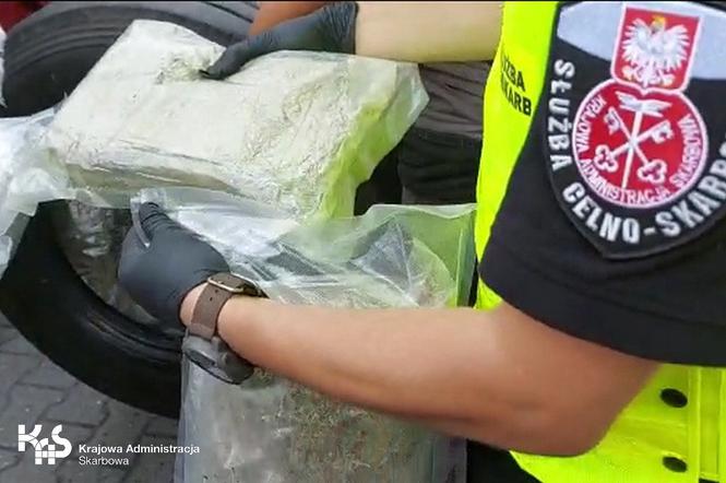 Marihuana warta blisko pół miliona złotych była ukryta w kole zapasowym tira