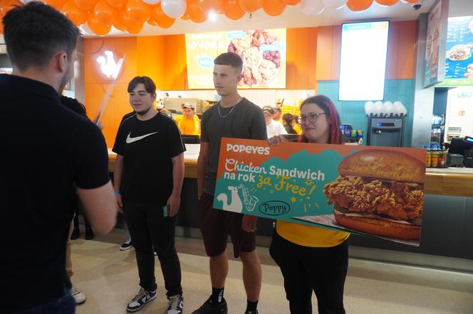 Trzy osoby wygrały roczny voucher na firmową kanapkę do Popeyes w Poznaniu