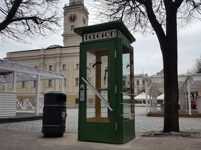 Przy wejściu na Rynek w Lesznie stanęła budka telefoniczna