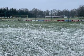 Służyło dzieciakom i dorosłym. Ktoś driftował po boisku Korony Wilkowice koło Leszna [ZDJĘCIA]