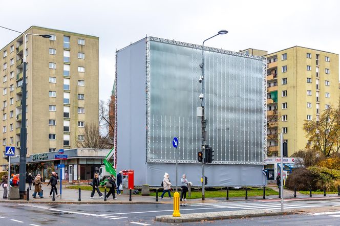 Stelaż reklamowy na rogu ul. Anielewicza i al. Jana Pawła II w Warszawie