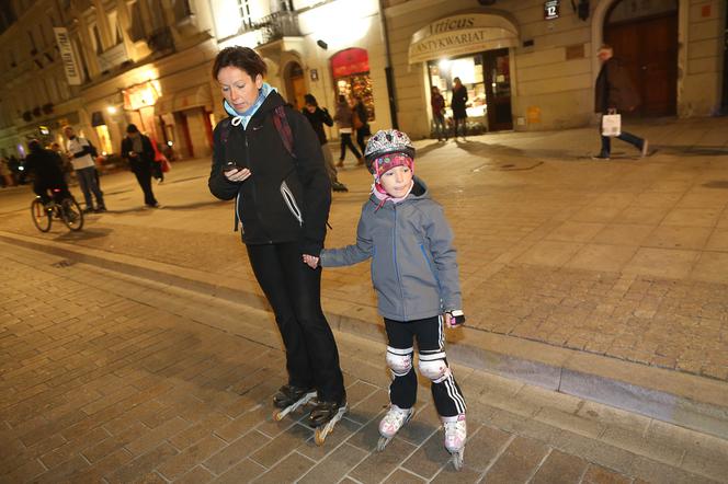 Nightskating. Warszawiacy przejechali stolicę na rolkach [Zdjęcia]