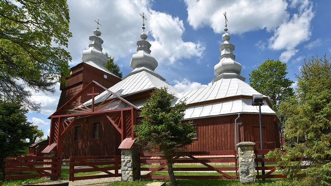 Ta małopolska wieś należała kiedyś do biskupa. Mieszkali w niej Łemkowie