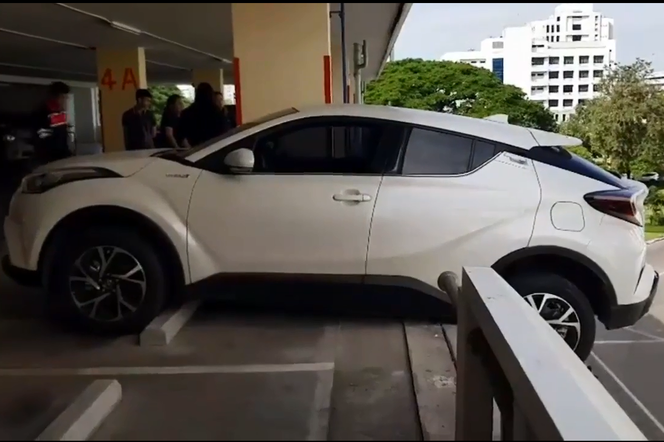 Toyota C-HR prawie wypada z piętrowego parkingu
