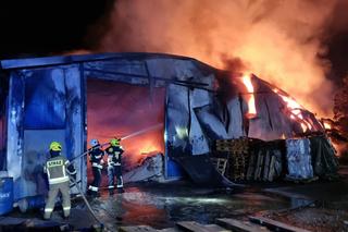 Ogromny pożar magazynu w Wieliczce. Straż pożarna wciąż pracuje na miejscu zdarzenia