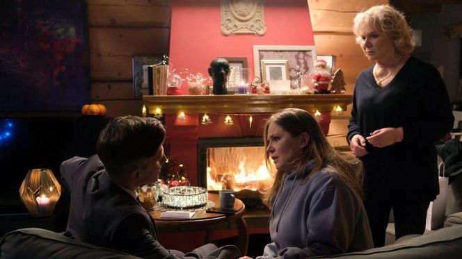 	M jak miłość odc. 1855. Anita (Melania Grzesiewicz), jej matka - Anna Lerman (Dorota Kamińska), Kamil (Marcin Bosak)