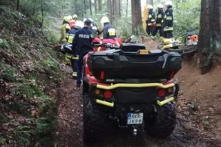 Skutki nawałnic w Polsce. Na kobietę przechodzącą leśnym, turystycznym szlakiem w Rymanowie Zdroju, spadło złamane drzewo