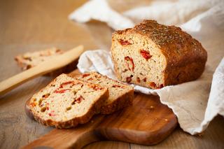 Domowy chleb z suszonymi pomidorami - znakomity dodatek do zupy