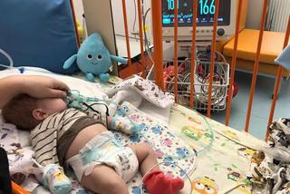 Rodzice bez szczepienia, niemowlę pod tlenem z koronawirusem
