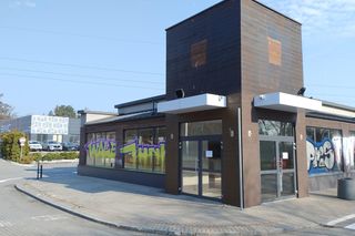 Opuszczony budynek KFC w Sopocie. Kultowe miejsce pokryło graffiti 
