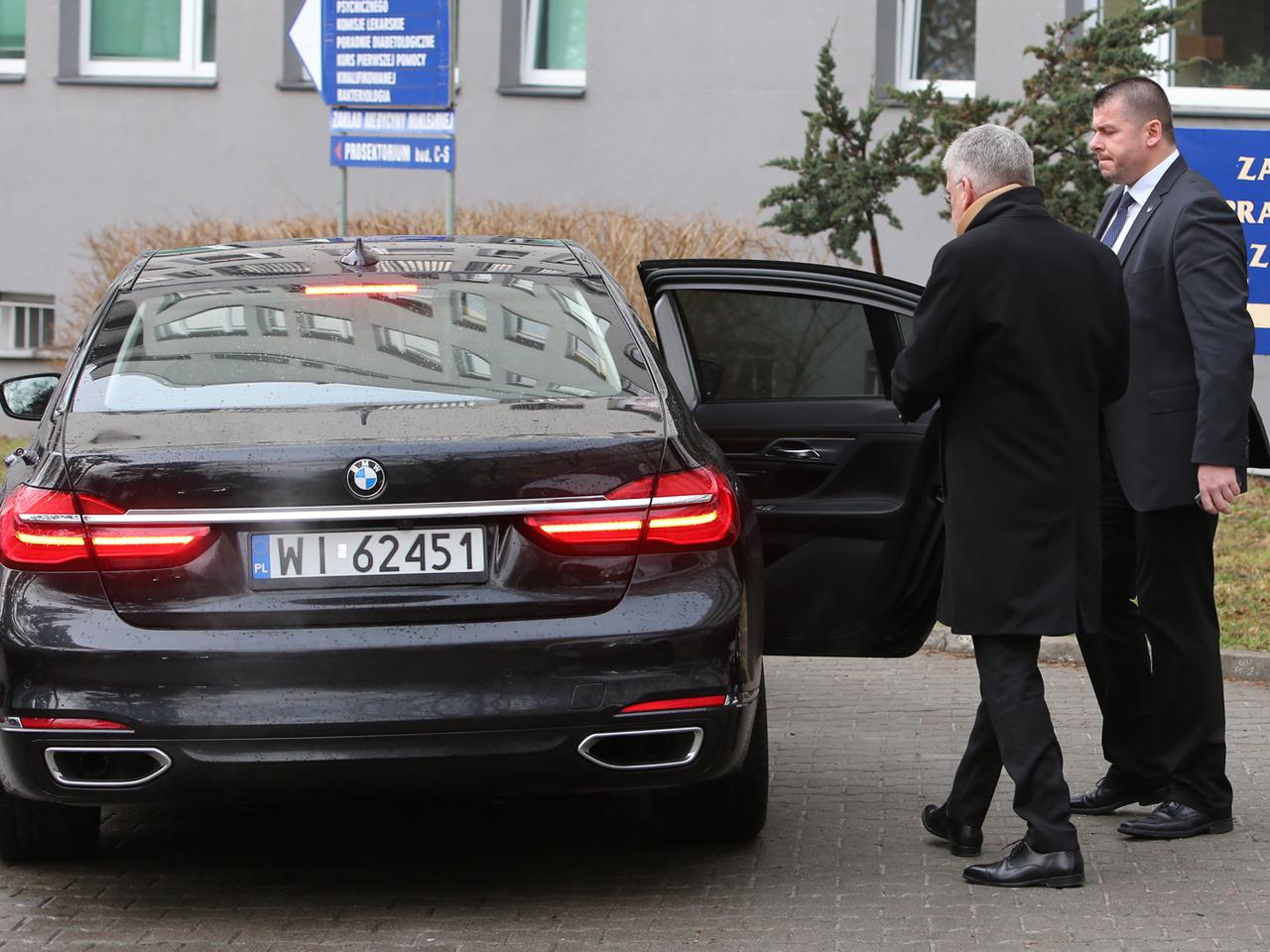 MARSZAŁEK SENATU STANISŁAW KARCZEWSKI ODBYWA REHABILITACJE KRĘGOSŁUPA