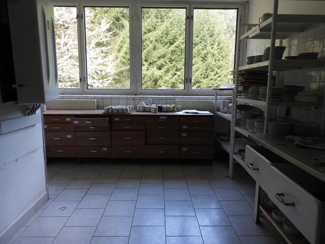 Lalka "śpiąca" w łóżku i urządzenia rehabilitacyjne. Co znajduje się w opuszczonym sanatorium przy polskiej granicy! [ZDJĘCIA]