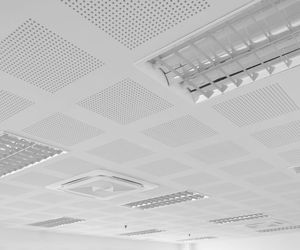 Modularne sufity podwieszane – techniczne aspekty projektowania i wykonania