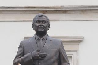 Wpadka na pomniku Kaczyńskiego. Zabrakło bardzo ważnego znaku [ZOBACZ]