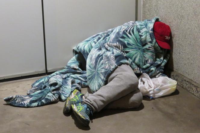 Idą mrozy. Zima to najtrudniejszy czas dla bezdomnych. Jak można im pomóc?