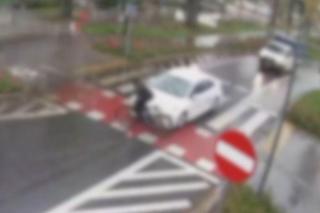 Samochód potrącił rowerzystę w Piasecznie. Zdarzenie nagrał monitoring