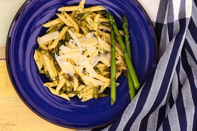 Penne ze szparagami i bazyliowym pesto