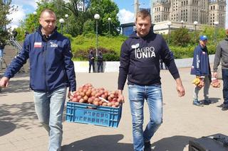 AGROUNIA - ziemniaki dla wszystkich w ramach protestu! Rolnicy rozdają je w trzech miejscach
