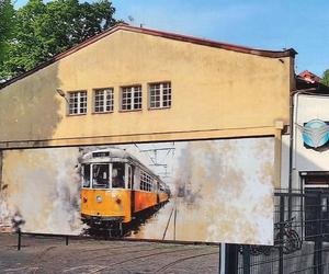 Mural ozdobi budynek zabytkowej zajezdni