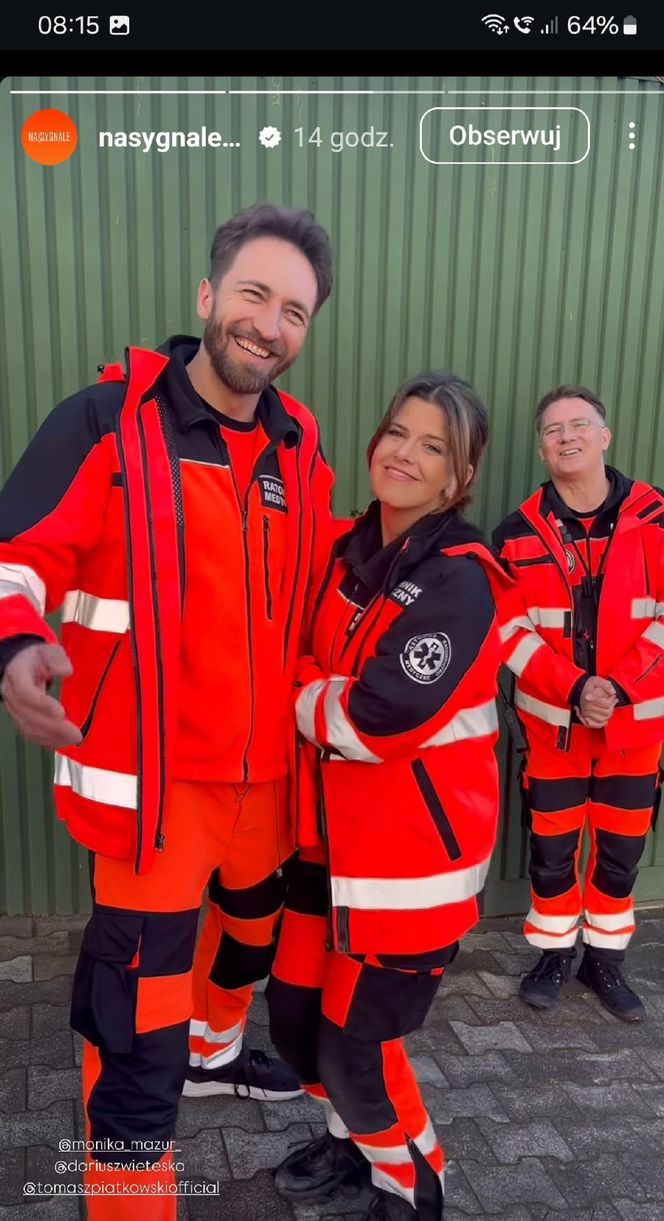 Na sygnale na planie. 6. rocznia ślubu Strzeleckich. Martyna (Monika Mazur), Piotr (Dariusz Wieteska), (Artur Góra (Tomasz Piątkowski)