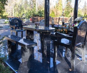 Tego grobu nikt się nie spodziewał! Zadaszenie, stół i krzesła na cmentarzu w Poznaniu