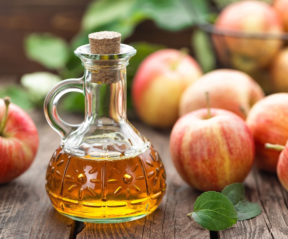 Ocet jabłkowy stosuje się m. in. jako środek na niestrawności, zaparcia, naturalny kosmetyk do włosów czy... dezodorant i tonik do twarzy.